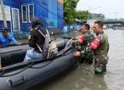 Aparat TNI Kerahkan Personel Bantu Evakuasi Warga Terdampak Banjir di Penjaringan