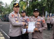 Kapolres Kepulauan Seribu Beri Penghargaan kepada Sat Binmas atas Capaian Distribusi 100 Ton Beras Bulog
