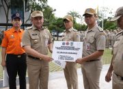 Walikota Jakarta Utara Serahkan Hibah Peralatan Penanganan Bencana Kepada Tujuh Kelurahan 