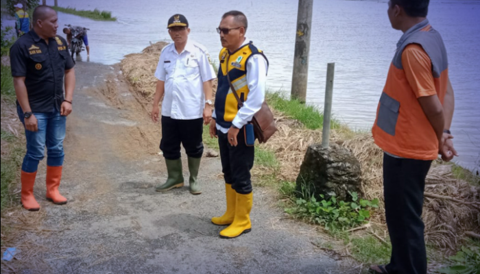 Kadis PU Kabupaten Sukabumi Tinjau Dampak Luapan Sungai Ciparanje Tegalbuleud