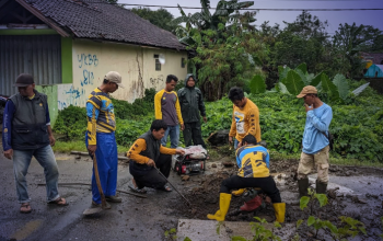 UPTD PU Jampangkulon Pasang Plat Beton di Ruas Jalan Surade–Kedaleman, Ini Tujuannya !