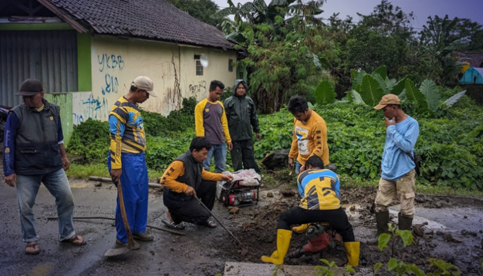 UPTD PU Jampangkulon Pasang Plat Beton di Ruas Jalan Surade–Kedaleman, Ini Tujuannya !