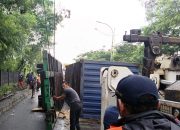 Personel Sudinhub Jakut Evakuasi Truk Kontainer Terguling di Jembatan Babek