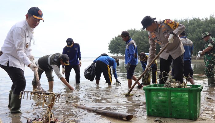 Kapolres Kepulauan Seribu Bersama Forkopimkab Laksanakan Kerja Bakti dan Penanaman Mangrove di Pulau Tidung Kecil