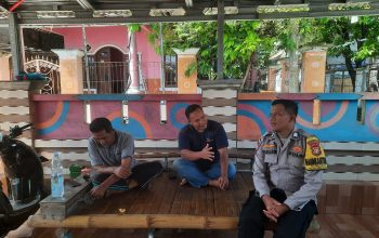 Bhabinkamtibmas Pulau Lancang Ajak Warga Jaga Kamtibmas dan Sosialisasikan Layanan 110