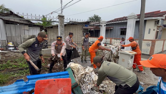 Polres Kepulauan Seribu dan Jajaran Polsek Gelar Jumat Bersih Serentak, Perkuat Sinergi dan Kepedulian Lingkungan