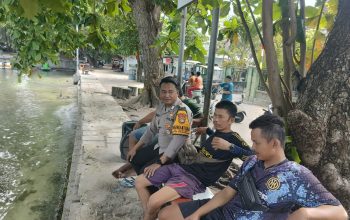 Bhabinkamtibmas Pulau Pari Sambangi Warga, Ajak Jaga Kamtibmas dan Sosialisasikan Layanan 110