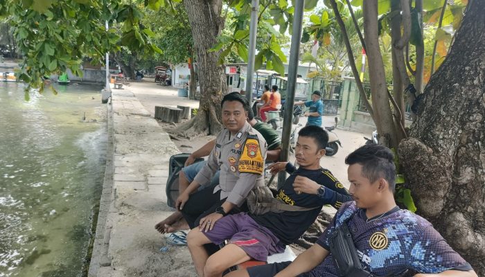 Bhabinkamtibmas Pulau Pari Sambangi Warga, Ajak Jaga Kamtibmas dan Sosialisasikan Layanan 110