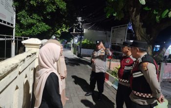Patroli Malam Gabungan, Polsek Kepulauan Seribu Utara Perkuat Siskamling dan Sosialisasikan Layanan 110