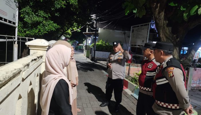 Patroli Malam Gabungan, Polsek Kepulauan Seribu Utara Perkuat Siskamling dan Sosialisasikan Layanan 110