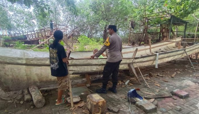 Bhabinkamtibmas Pulau Sabira Ajak Warga Jaga Kamtibmas dan Sosialisasikan Layanan 110