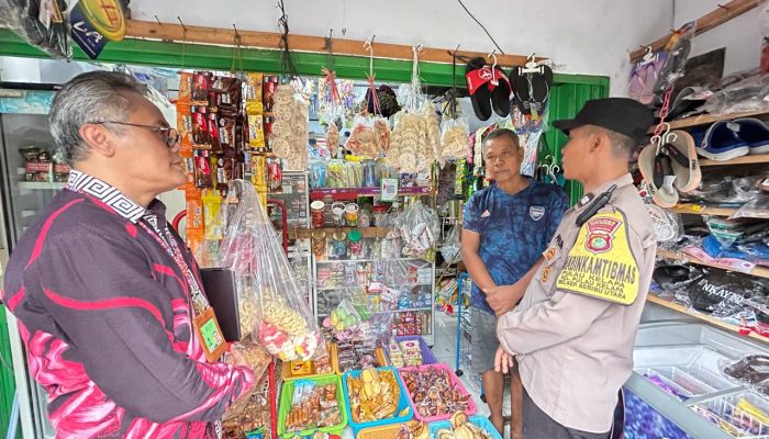 Bhabinkamtibmas Pulau Kelapa Dampingi Pemantauan Harga Kebutuhan Pokok di Kepulauan Seribu Utara