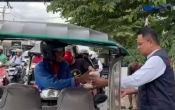 Ramadhan Berbagi, Direktorat Reserse Kriminal Khusus Polda Gorontalo Bagi-bagi Takjil di Depan Taman Telaga.