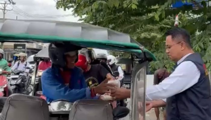 Ramadhan Berbagi, Direktorat Reserse Kriminal Khusus Polda Gorontalo Bagi-bagi Takjil di Depan Taman Telaga.