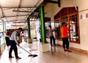 Program Bang Jasri Digelar Serentak, Personel Polres Kepulauan Seribu Kompak Bersih-Bersih Masjid