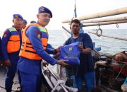 Satpolairud Polres Kepulauan Seribu Gelar Jumat Peduli, Bagikan Sembako dan Takjil kepada Nelayan di Laut serta Sosialisasikan Call Center 110
