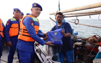 Satpolairud Polres Kepulauan Seribu Gelar Jumat Peduli, Bagikan Sembako dan Takjil kepada Nelayan di Laut serta Sosialisasikan Call Center 110