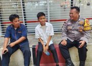 Bhabinkamtibmas Pulau Pramuka Intensifkan Sambang Warga, Ajak Jaga Kamtibmas dan Sosialisasikan Hotline 110