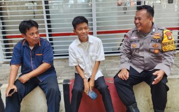 Bhabinkamtibmas Pulau Pramuka Intensifkan Sambang Warga, Ajak Jaga Kamtibmas dan Sosialisasikan Hotline 110