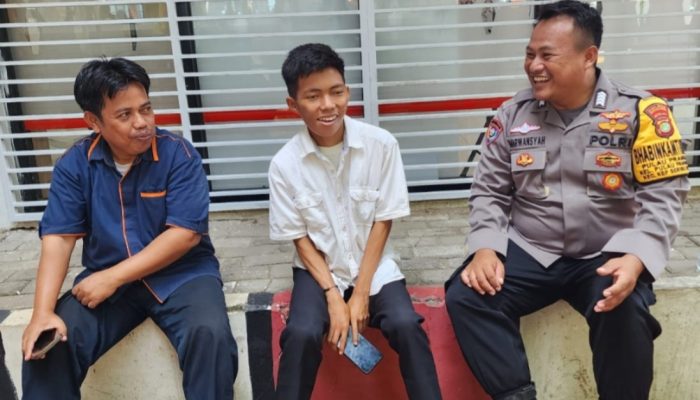 Bhabinkamtibmas Pulau Pramuka Intensifkan Sambang Warga, Ajak Jaga Kamtibmas dan Sosialisasikan Hotline 110