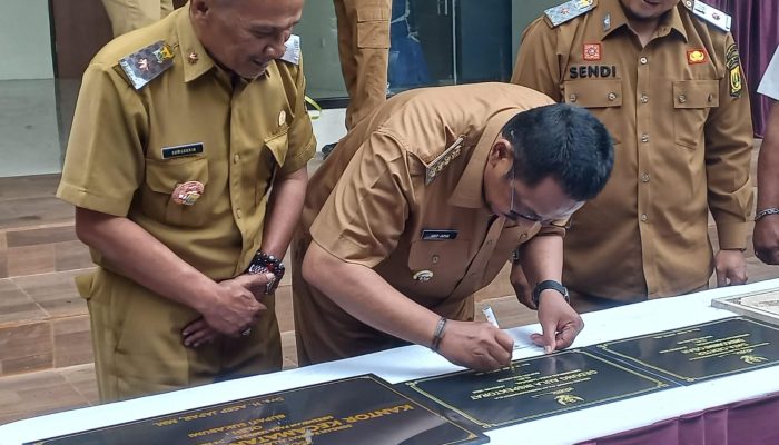 Bersama Kepala Inspektorat, Kadisperkim Dampingi Bupati Sukabumi saat Peresmian Kantor Kecamatan Warungkiara