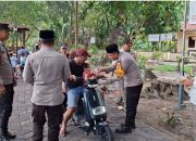 Polsek Kepulauan Seribu Selatan Bersama Satpol PP Bagikan Takjil kepada Warga Pulau Tidung