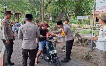 Polsek Kepulauan Seribu Selatan Bersama Satpol PP Bagikan Takjil kepada Warga Pulau Tidung