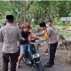Polsek Kepulauan Seribu Selatan Bersama Satpol PP Bagikan Takjil kepada Warga Pulau Tidung