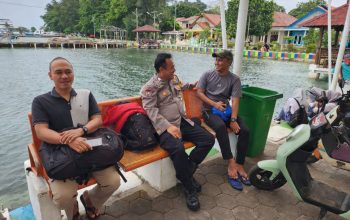 Bhabinkamtibmas Pulau Pramuka Ajak Warga Jaga Kamtibmas dan Sosialisasikan Layanan 110