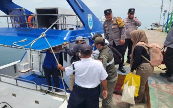 Strong Point di Dermaga, Polres Kepulauan Seribu Beri Rasa Aman Penumpang dan Wisatawan