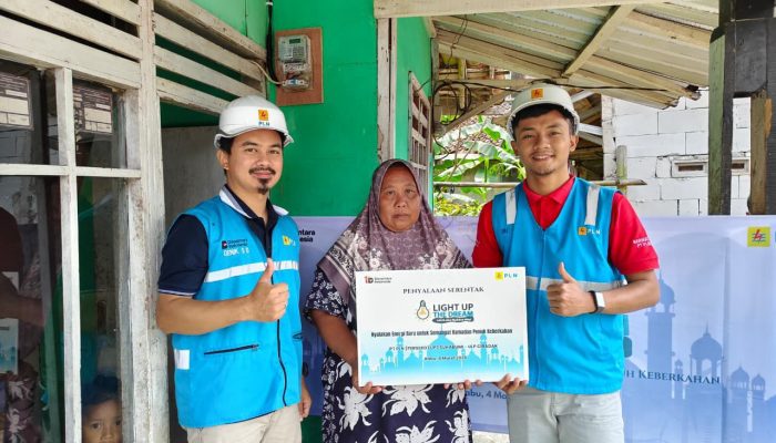 Menjemput Berkah, Program ‘Light Up The Dream’ PLN Sukabumi Terangi Rumah Kaum Duafa