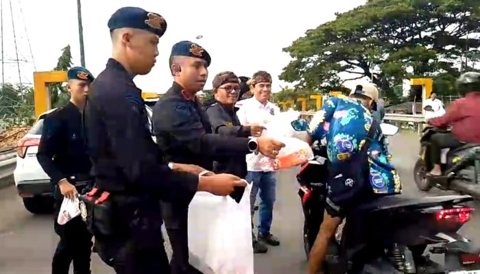 SMSI Kabupaten Bekasi Rayakan HUT SMSI ke 9, Gandeng Brimob dan Aliansi Ormas Bekasi Bagikan Takjil Buka Puasa