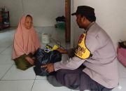Bhabinkamtibmas Pulau Sabira Salurkan Bantuan Sembako dan Santunan kepada Lansia Dhuafa