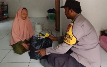 Bhabinkamtibmas Pulau Sabira Salurkan Bantuan Sembako dan Santunan kepada Lansia Dhuafa