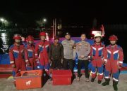 Polisi dan Damkar Sigap Evakuasi Kapal Nelayan Bocor di Perairan Barat Pulau Putri