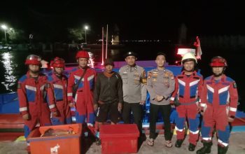 Polisi dan Damkar Sigap Evakuasi Kapal Nelayan Bocor di Perairan Barat Pulau Putri