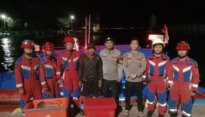 Polisi dan Damkar Sigap Evakuasi Kapal Nelayan Bocor di Perairan Barat Pulau Putri