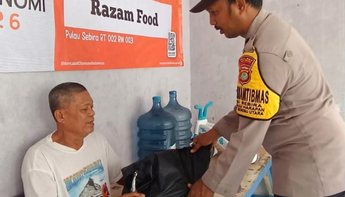 Jumat Peduli, Bhabinkamtibmas Pulau Sabira Berikan Bantuan Sembako dan Santunan kepada Lansia Dhuafa