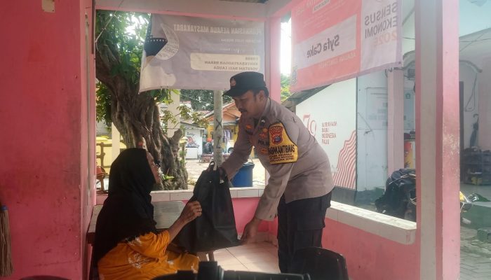 Ramadhan Peduli, Bhabinkamtibmas Pulau Sabira Salurkan Bantuan Sembako dan Santunan kepada Lansia Dhuafa