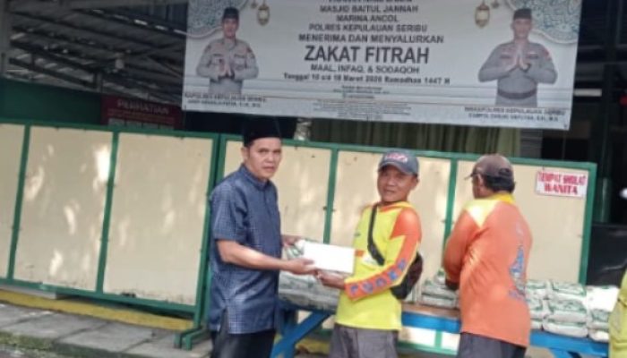 Polres Kepulauan Seribu Salurkan Zakat Fitrah kepada Warga yang Membutuhkan di Bulan Ramadhan