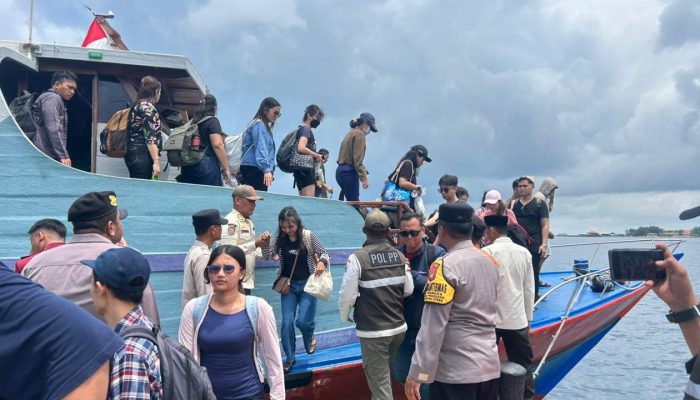 Anggota Pos Pam Ops Ketupat Jaya 2026 Polres Kepulauan Seribu Amankan Dermaga, Bantu Penumpang dan Cegah Narkoba, Hubungi 110 Saat Darurat