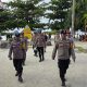 Patroli Jalan Kaki Pospam Ops Ketupat Jaya 2026, Polisi Sapa Wisatawan dan Imbau Keselamatan di Pantai, Hubungi 110 Saat Darurat