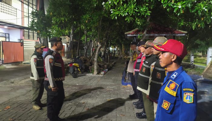 Patroli Gabungan Siskamling Polsek Kepulauan Seribu Utara, Sosialisasikan Layanan 110 dan Antisipasi Kejahatan Jalanan