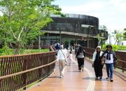 Pengunjung menikmati berbagai kemudahan di IKN. (Foto: Humas Otorita IKN)