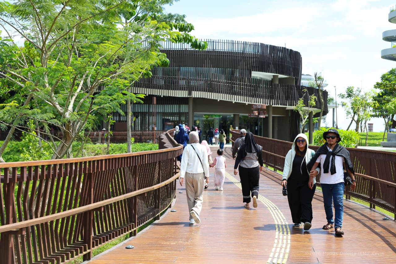 Pengunjung menikmati berbagai kemudahan di IKN. (Foto: Humas Otorita IKN)