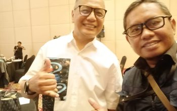 Penulis (kanan) bersama Kesit B Handoyo Ketua PWI DKI Jakarta ( kiri ) saat menghadiri Seminar Nasional bertajuk "Jurnalistik yang Mengancam Jurnalisme" yang diselenggarakan oleh Dewan Pers di Jakarta, Rabu (8/11).