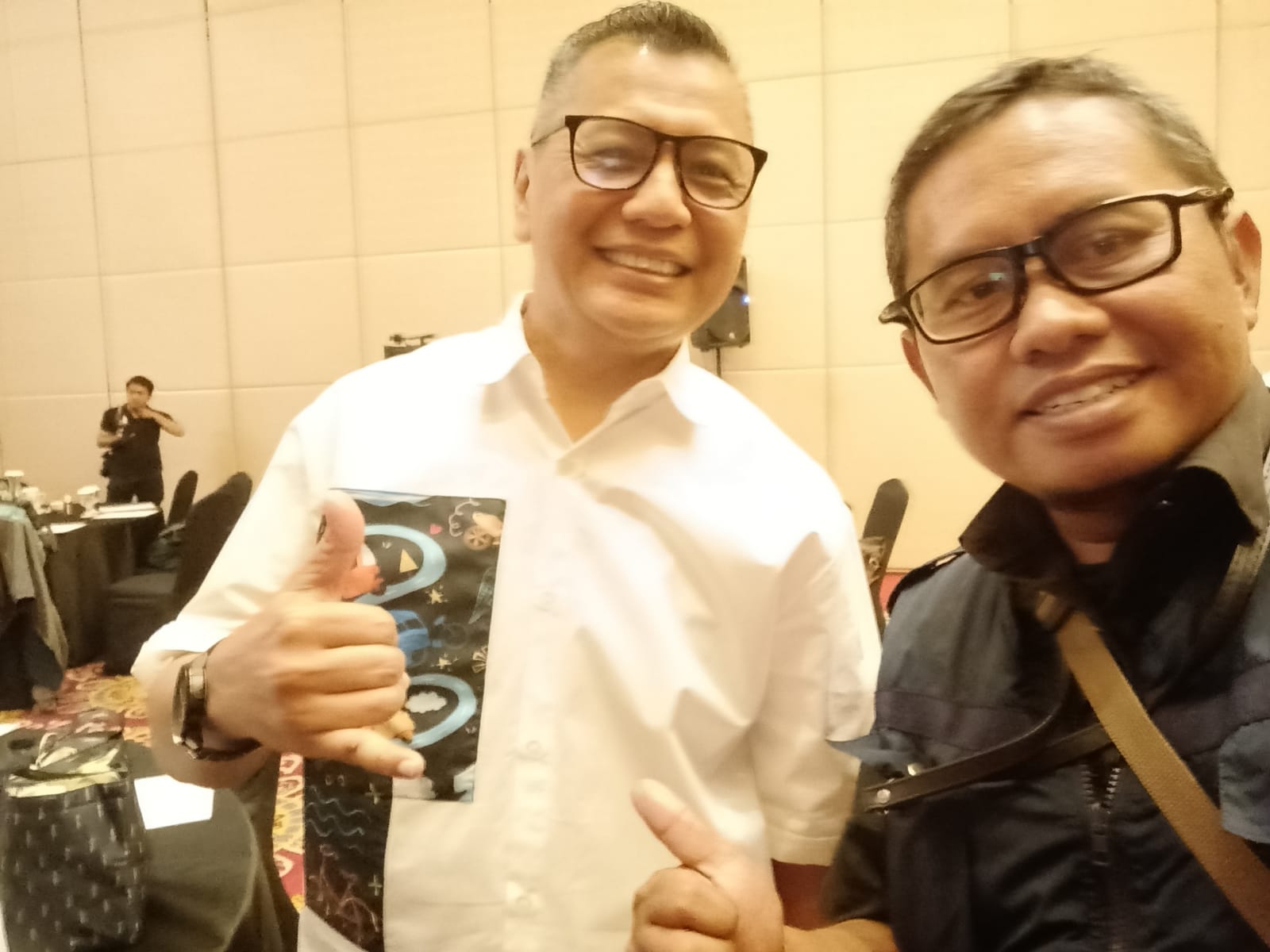Penulis (kanan) bersama Kesit B Handoyo Ketua PWI DKI Jakarta ( kiri ) saat menghadiri Seminar Nasional bertajuk "Jurnalistik yang Mengancam Jurnalisme" yang diselenggarakan oleh Dewan Pers di Jakarta, Rabu (8/11).