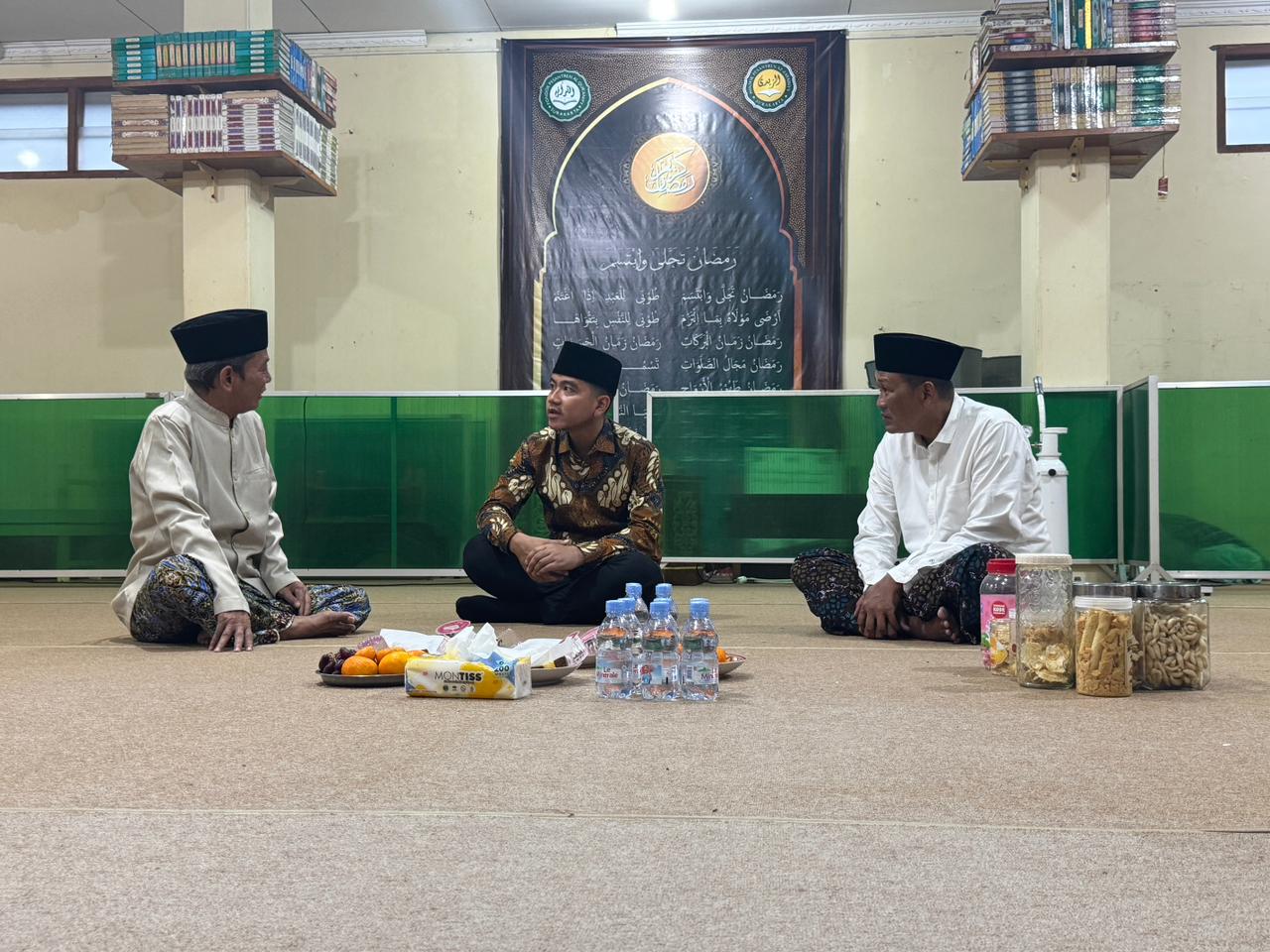 Wakil Presiden Gibran Rakabuming bersama dengan Ketua PCNU Karanganyar K.H. Nuril Huda. (Foto: BPMI Setwapres)