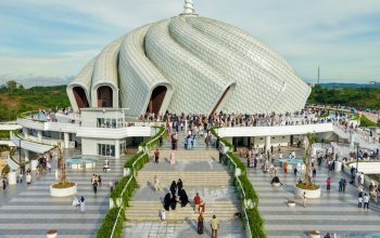 Aturan Berkunjung ke Masjid Negara IKN: Bawa Tas Sandal Sendiri hingga Dress Code Istana