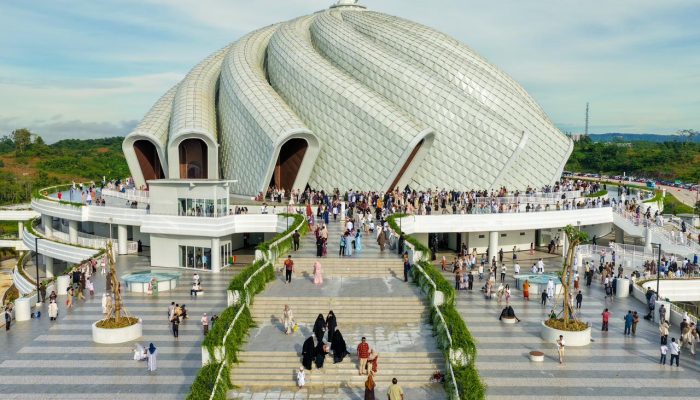 Aturan Berkunjung ke Masjid Negara IKN: Bawa Tas Sandal Sendiri hingga Dress Code Istana